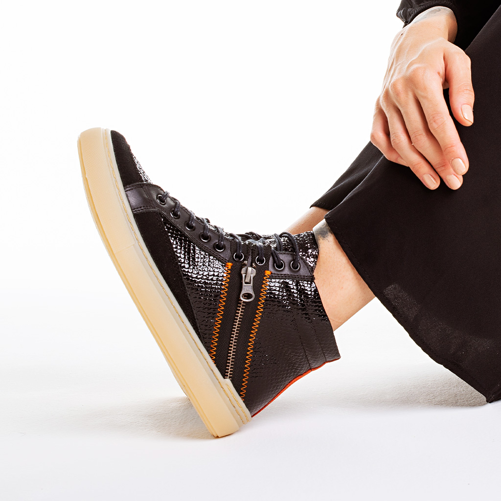 Inspiração: 5 tênis femininos para curtir o Carnaval 6 GLOW HI TOP BLACK VERNIZ