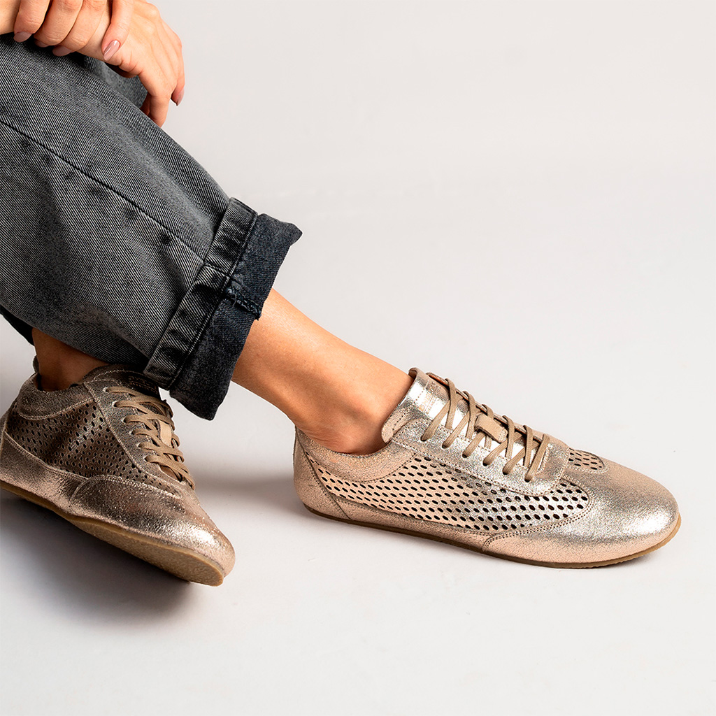 Sneakerina: descubra a origem, o que é e como usar a tendência da vez! 12 SNEAKERINA SHELTER GOLD