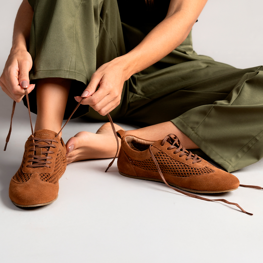 Sneakerina no look de verão: 5 dicas para você se inspirar! 2 Sneakerina Suede Whisky