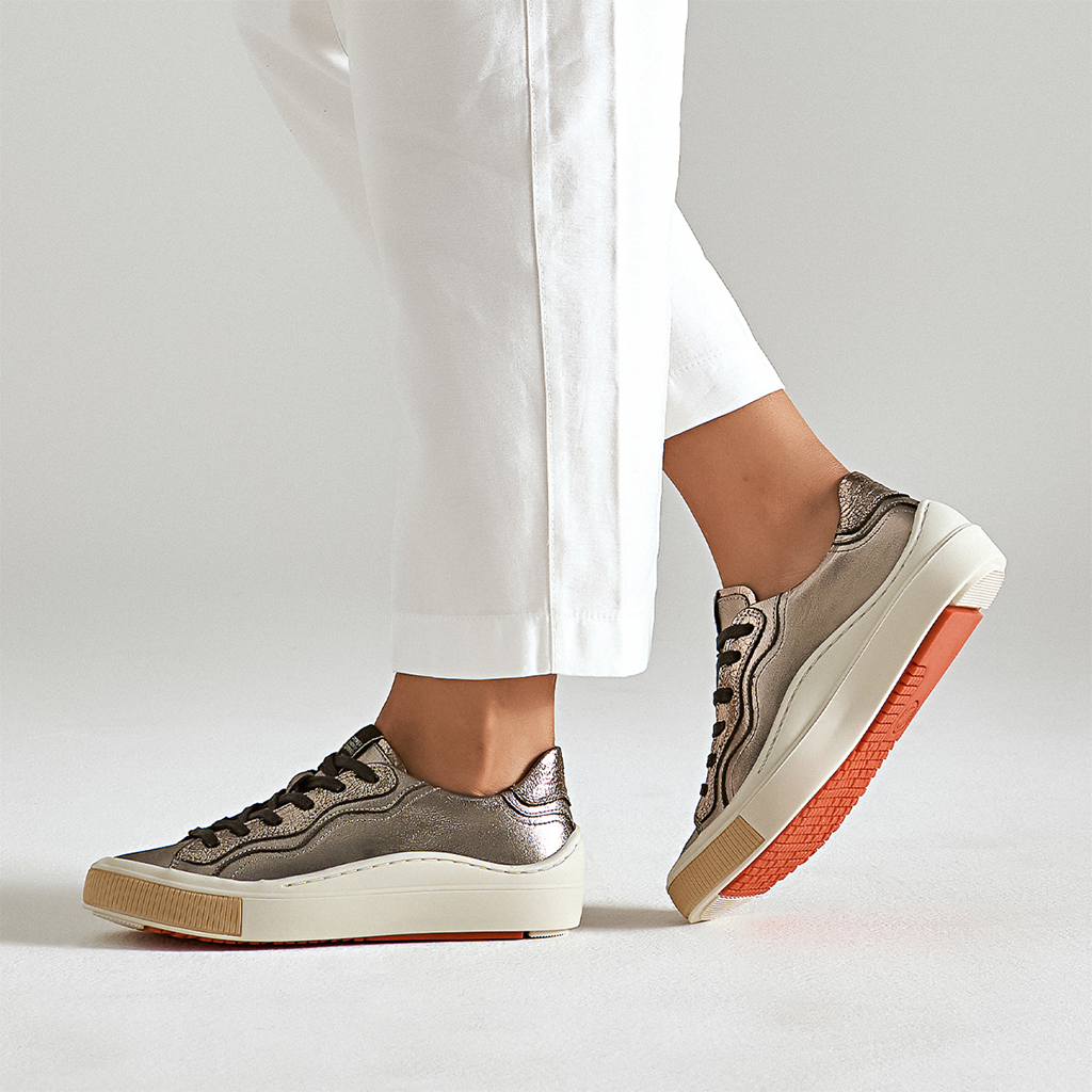 Verão 2026: 5 tênis que vão dominar a temporada mais quente do ano. 4 MOON METALLIC SILVER