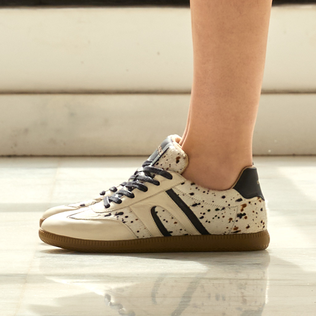 Tons terrosos: os protagonistas do streetstyle em 2026 10 SNEAKERINA COW PRINT