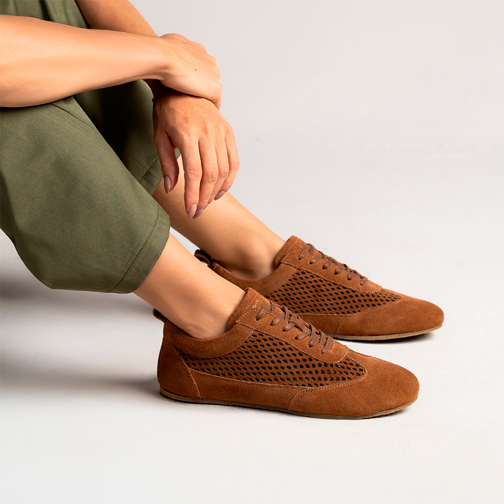 Tons terrosos: os protagonistas do streetstyle em 2026 6 SNEAKERINA SUEDE WHISKY