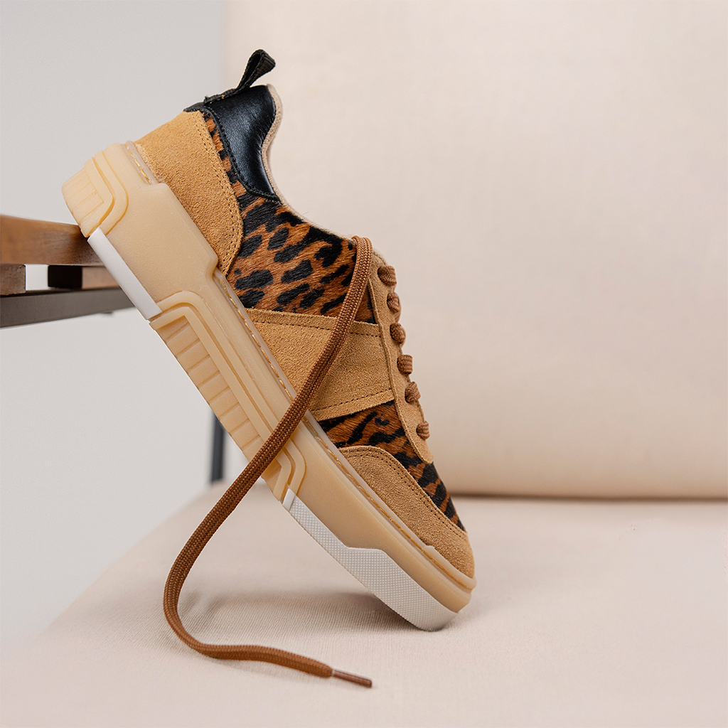Tons terrosos: os protagonistas do streetstyle em 2026 7 SPACE SUEDE ONCA