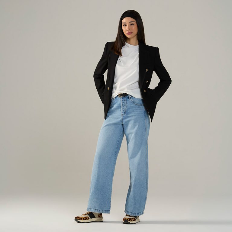 Jeans e camiseta: 5 dicas para atualizar a dupla mais democrática do street style 