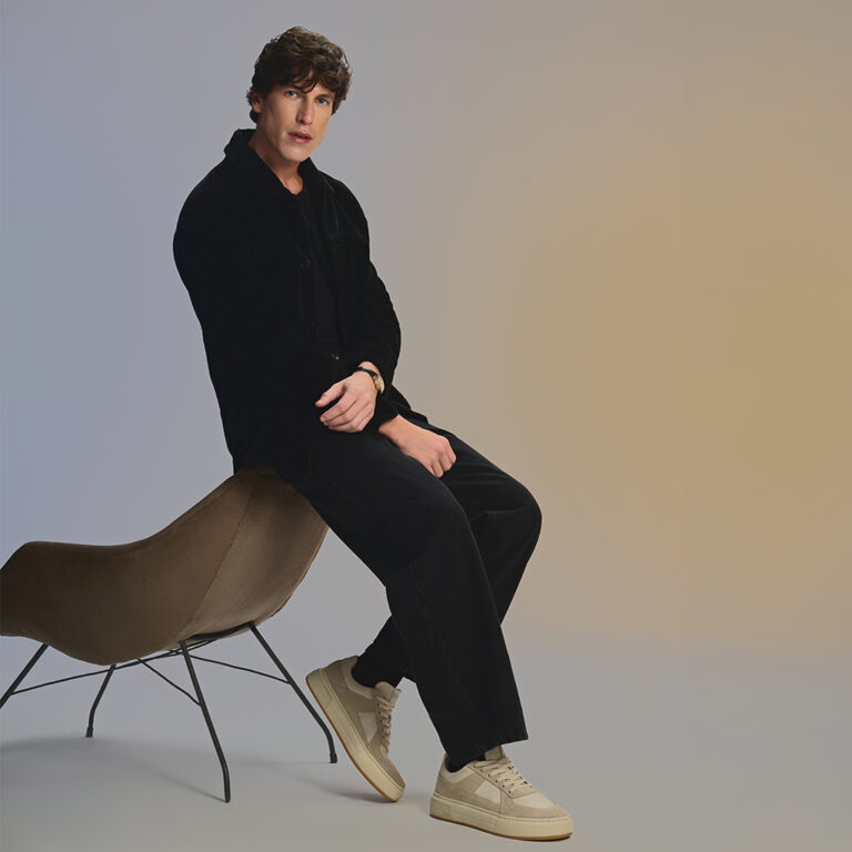 Look all black masculino: 3 dicas para adicionar textura e tirar a produção do óbvio
