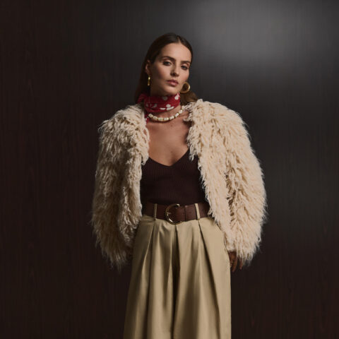 Qual tênis usar com calça wide leg? Modelos e looks que combinam com a tendência