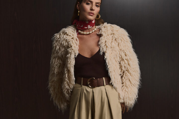 Qual tênis usar com calça wide leg? Modelos e looks que combinam com a tendência