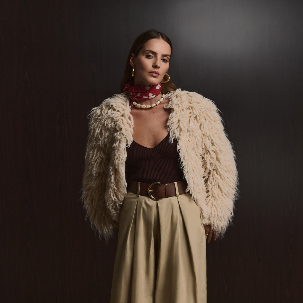 Qual tênis usar com calça wide leg? Modelos e looks que combinam com a tendência